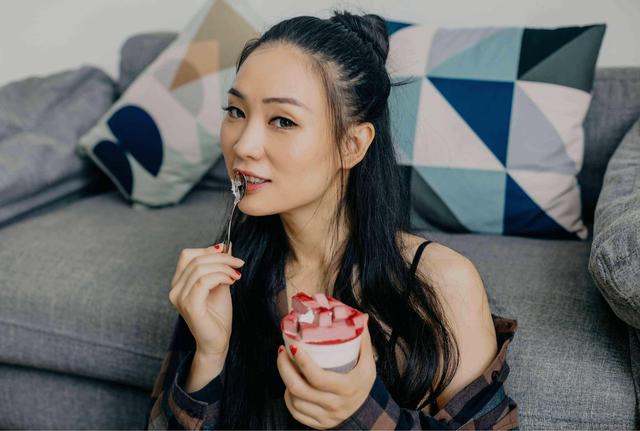 看戏回家路上 竟然有人吃这玩意 原来被迷了眼！ 第1张